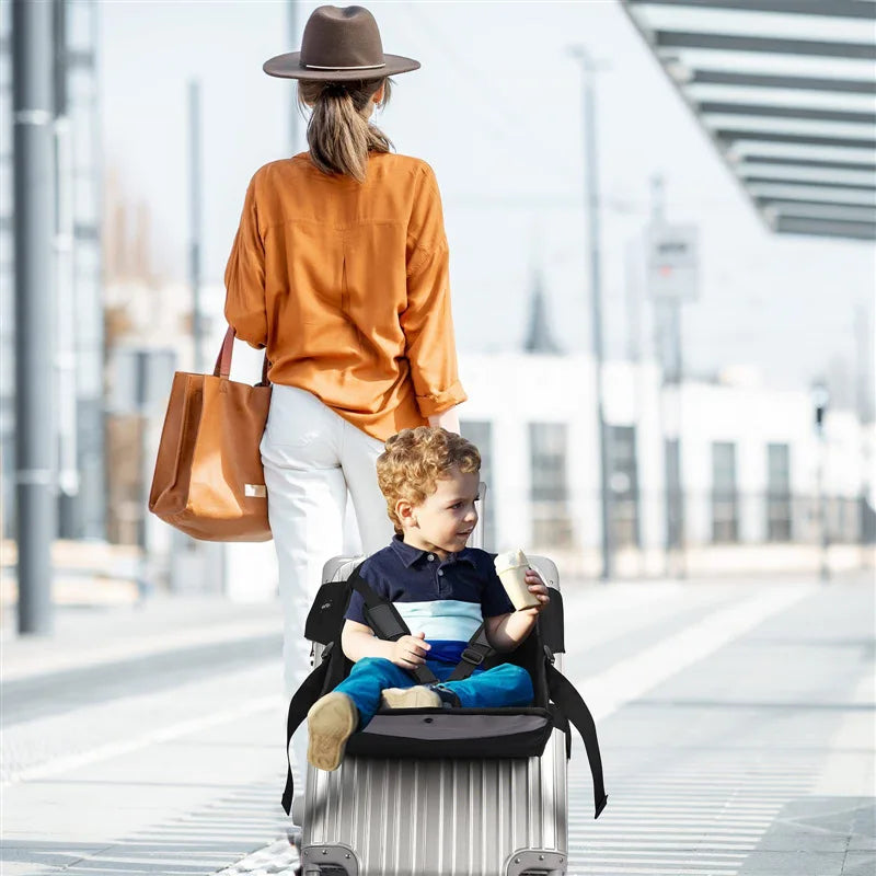 Kindersitz-Aufsatz für Trolley – Kind sitzt sicher auf Koffer am Flughafen