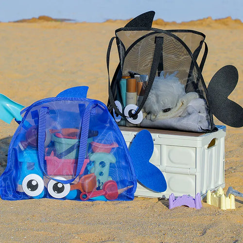 Kinder Strandtasche mit Sandspielzeug gefüllt – Eimer und Schaufel