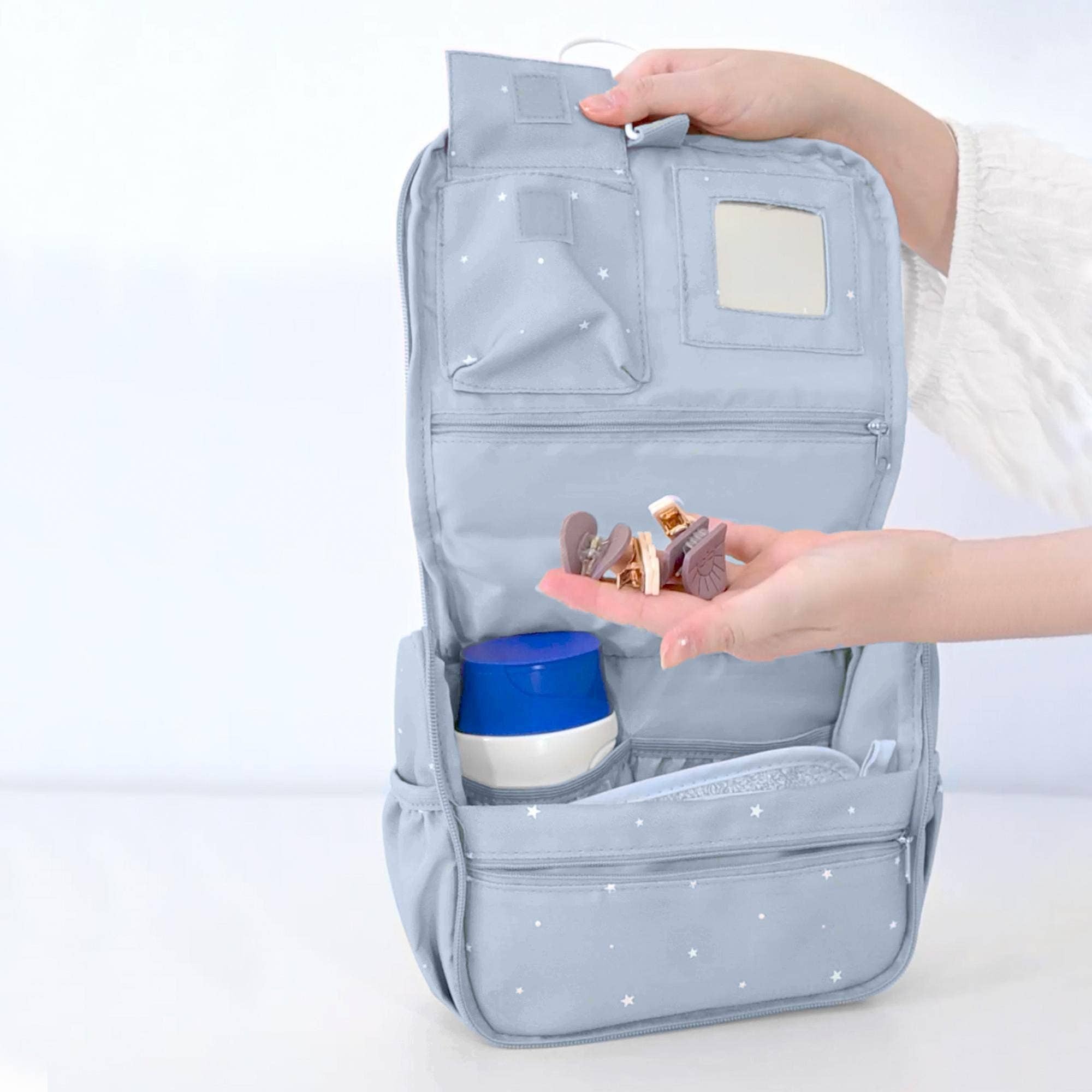 Kinder-Kulturtasche Blau geöffnet – geräumiges Hauptfach für Reiseutensilien